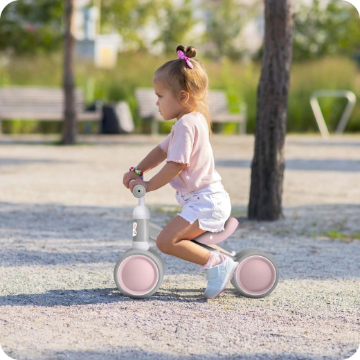 Stable tricycle design for first steps