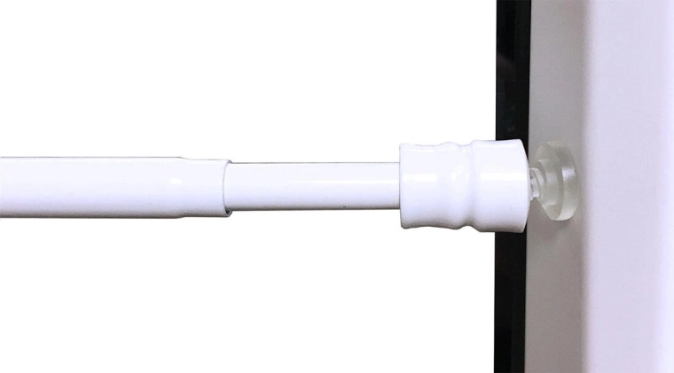 Suction cups for secure mounting even on slanted frames