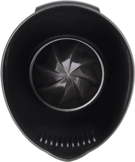 Integrated strainer for clear juice