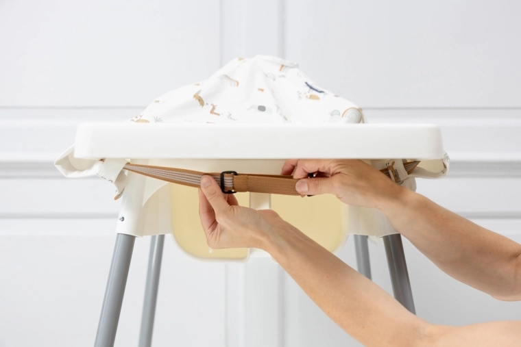 Sangle intégrée pour le plateau de la chaise haute