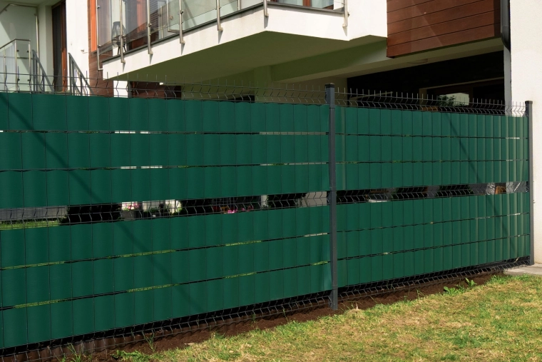 Fast installation without tools or clips