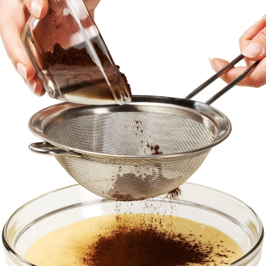 Saupoudrage et tamisage précis pour la pâtisserie