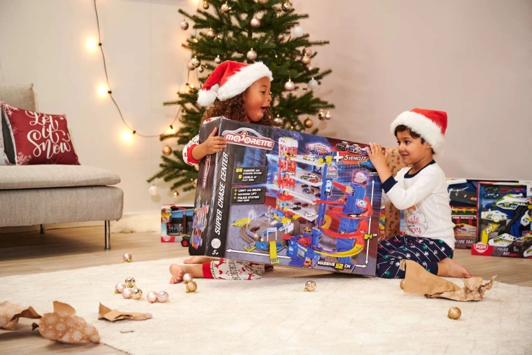 4 die-cast cars and a battery-powered train
