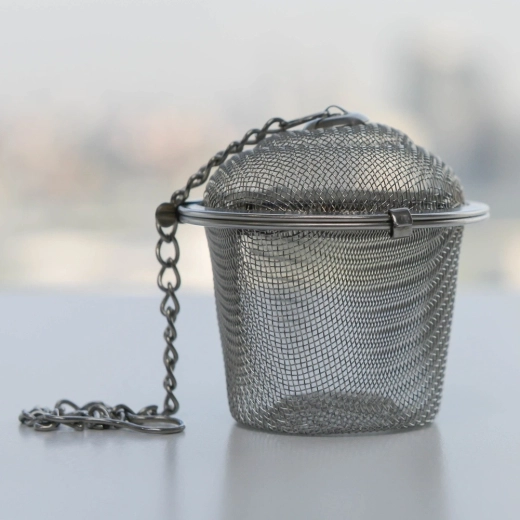 Befestigung an Tasse und Teekanne