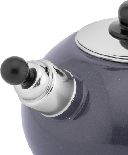 Detail of the spout and lid craftsmanship