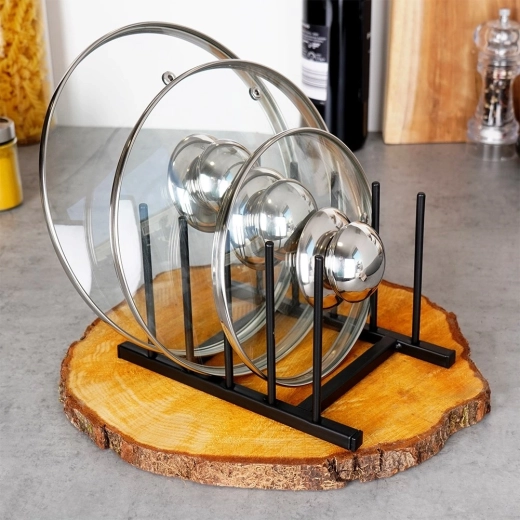 Tidiness and clarity on the kitchen counter and in the cabinet