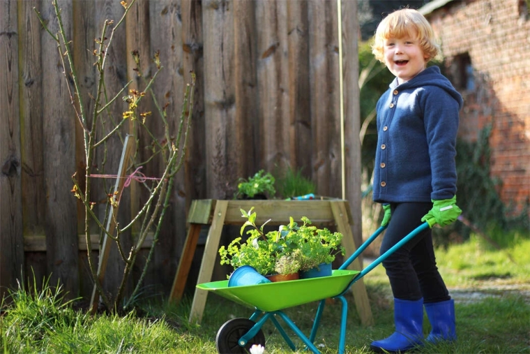 Stable kids’ wheelbarrow for easy transporting
