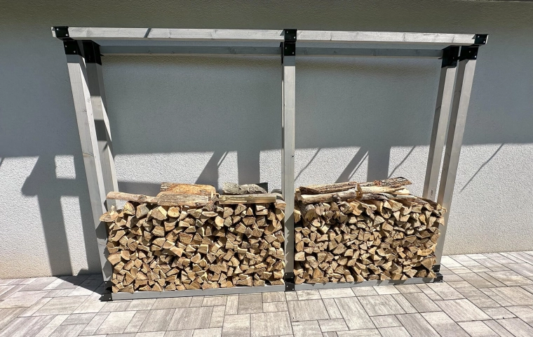 Stable and airy wood storage