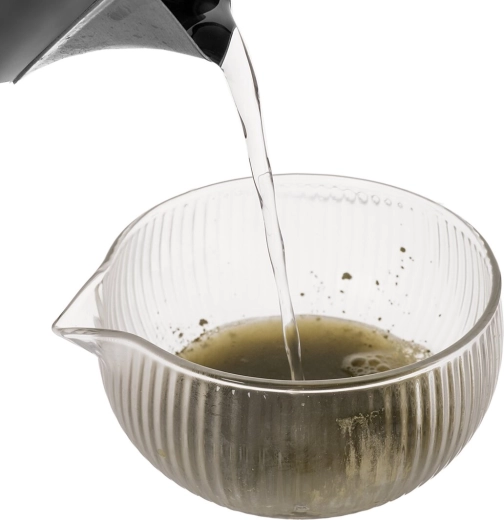 Glasschale mit Ausgießer für sauberes Eingießen