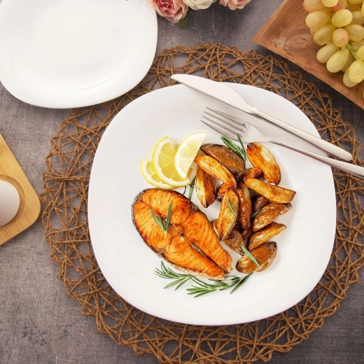 Ideal for main courses and stylish serving