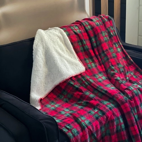 Reversible blanket for different conditions