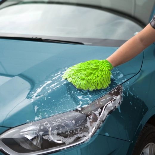 Microvezelwashandschoen voor het wassen van de auto