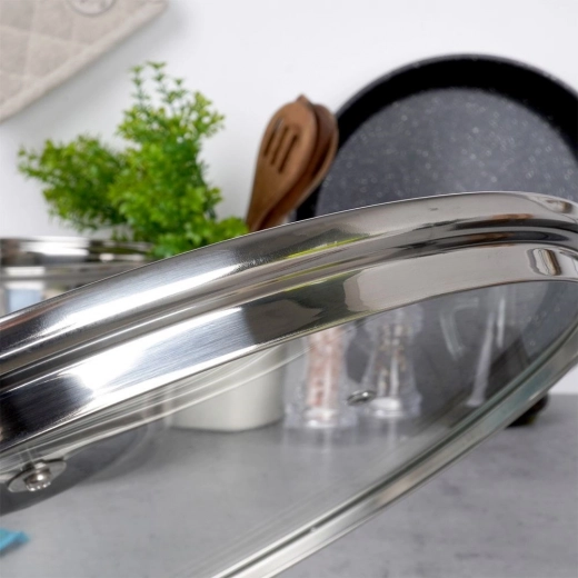 Roestvrijstalen rand en hoge boord voor strak afsluiten