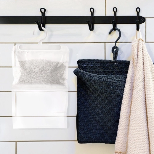 Einfaches Aufhängen im Schrank und Bad