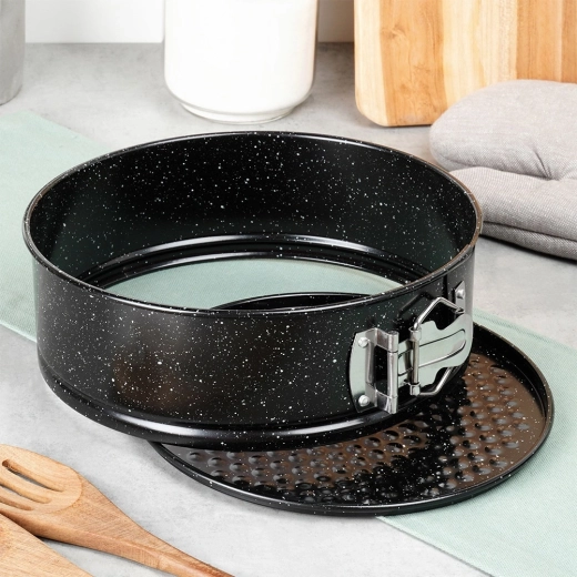 Even baking and sturdy construction