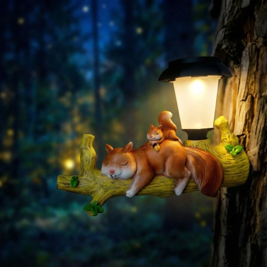 Hangende LED-lamp op zonne-energie met eekhoorn