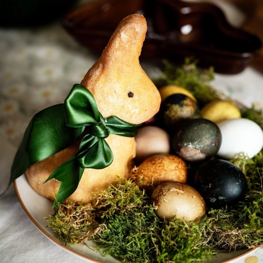 Ceramic suitable for baking and table presentation