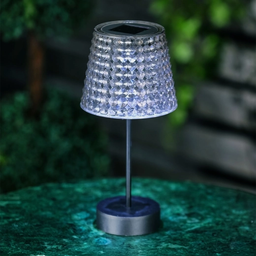 Sfeervol licht voor een buitentafel