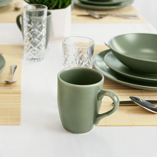 Modernes mattes Grün für stilvolles Tischdecken