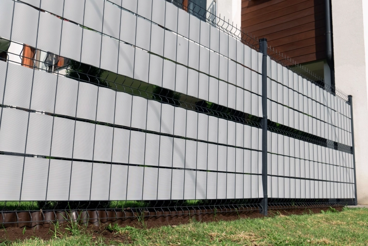 Simple tool-free installation