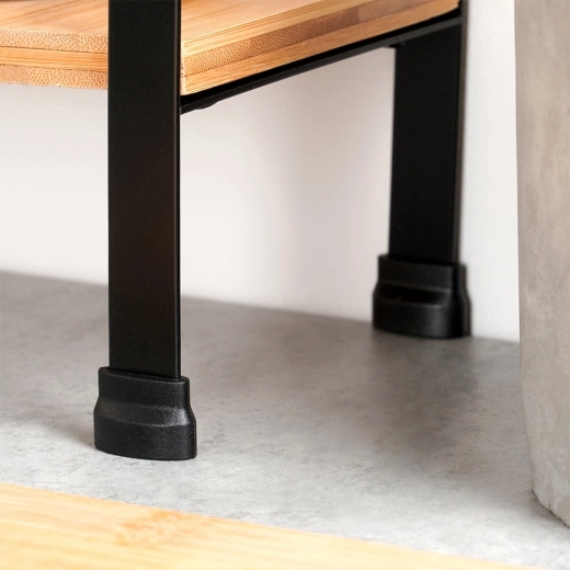 Stable metal frame with surface protection