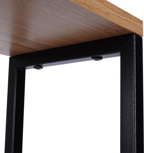 Stabile Metallkonstruktion und Holzdekor