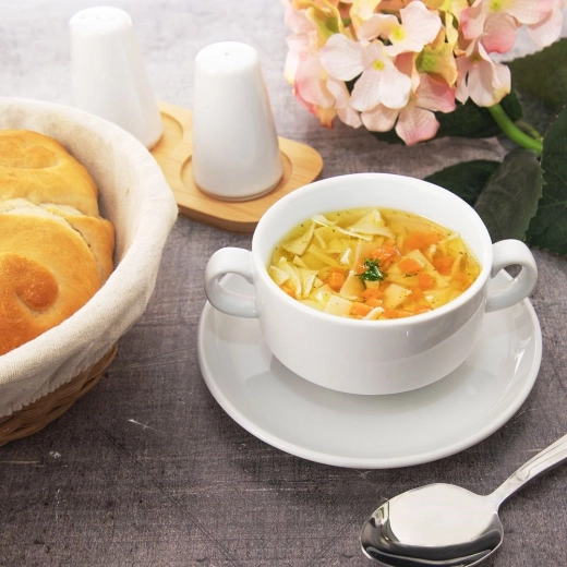 Elegantes Servieren auf dem Tisch