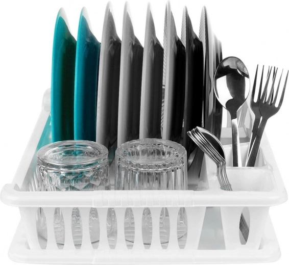 Thoughtful layout: 8 plates, cutlery, and mugs