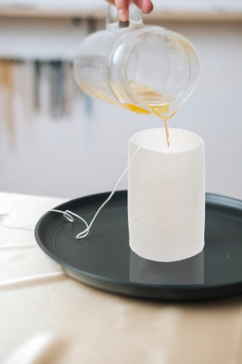 Easy pouring and wick guidance