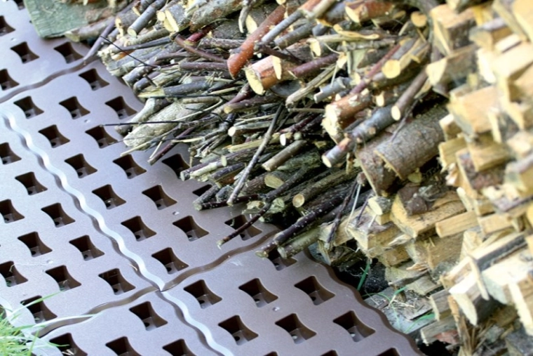 Drainage and ventilation for a dry surface