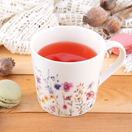 Delicate floral decor and comfortable handle