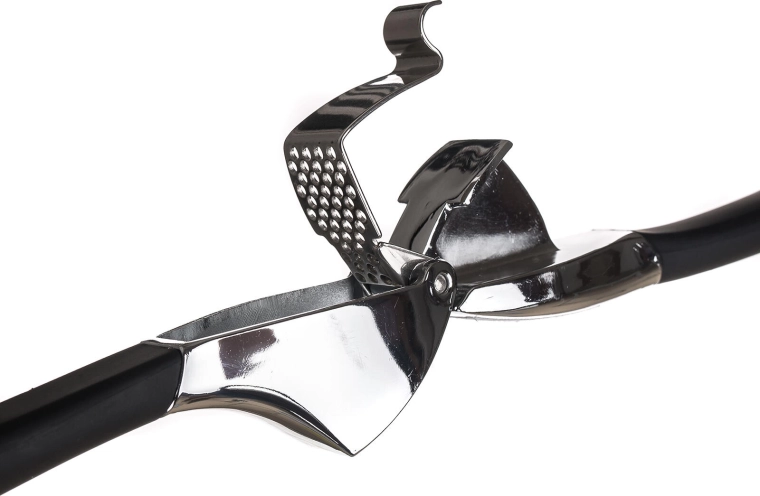 Efficient crushing with a durable metal head