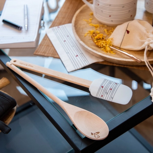 Houten handgrepen en hartjesdecor