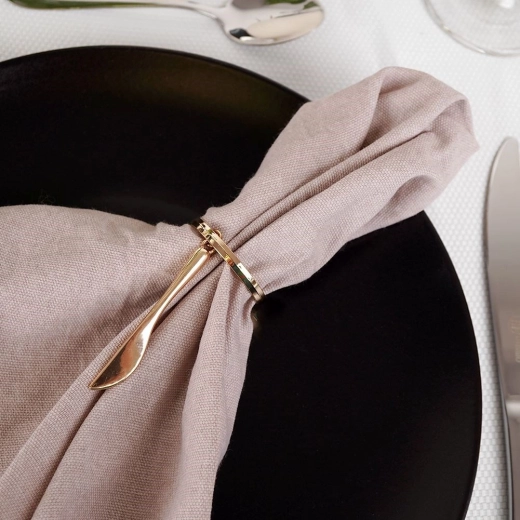 Elegant table decoration in shiny gold