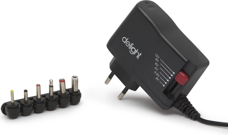 Universal power adapter with interchangeable connectors