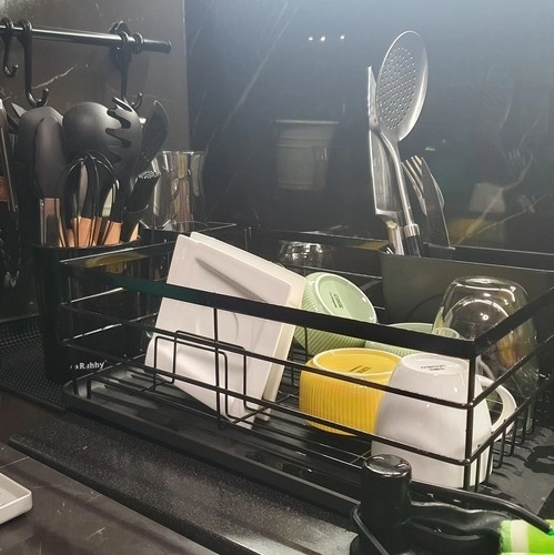 Loftachtig zwart design voor een moderne keuken