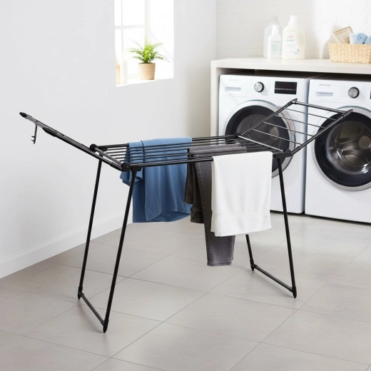 Sturdy steel construction and 15 kg load capacity