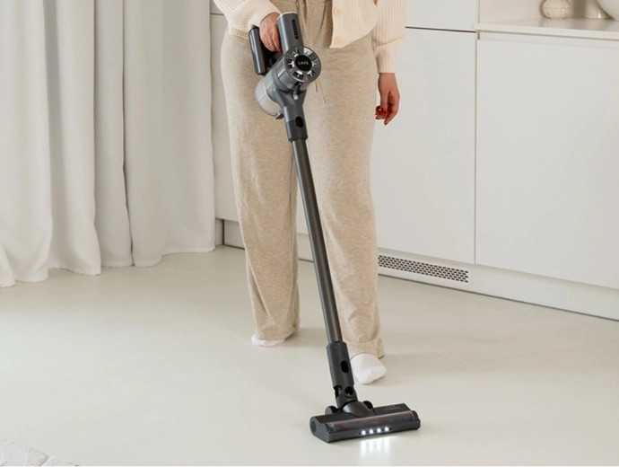 2-in-1 powered brush with LED lighting