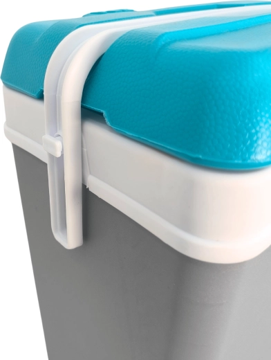 Handle that also locks the lid