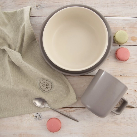 Greenish shade that brightens up the kitchen