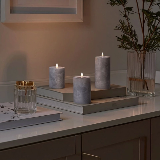 Grijs marmerdecor en drie hoogtes voor een elegante schikking
