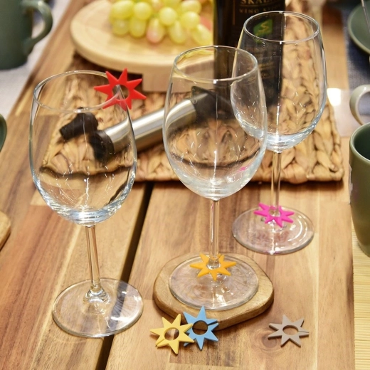 Easy to attach to rim or stem