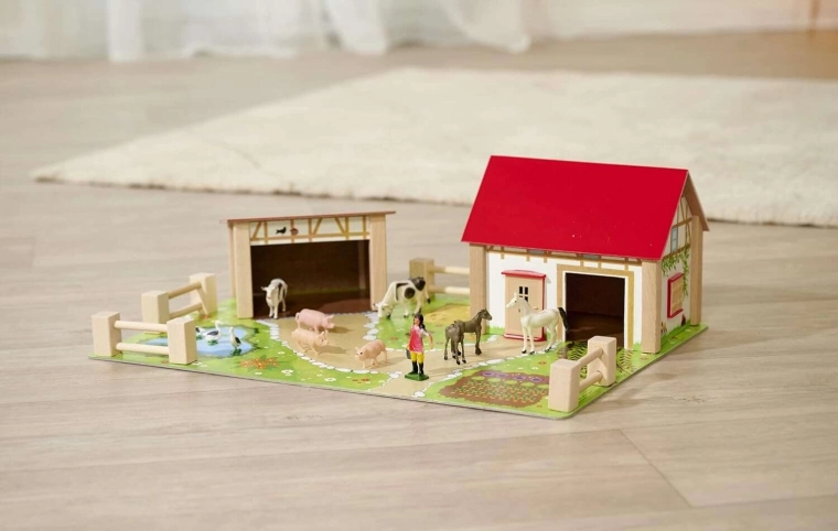 Tapis coloré avec chemins, étang et potager