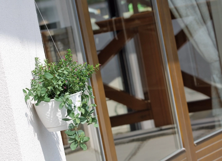 Gain de place et look épuré près des fenêtres et murs