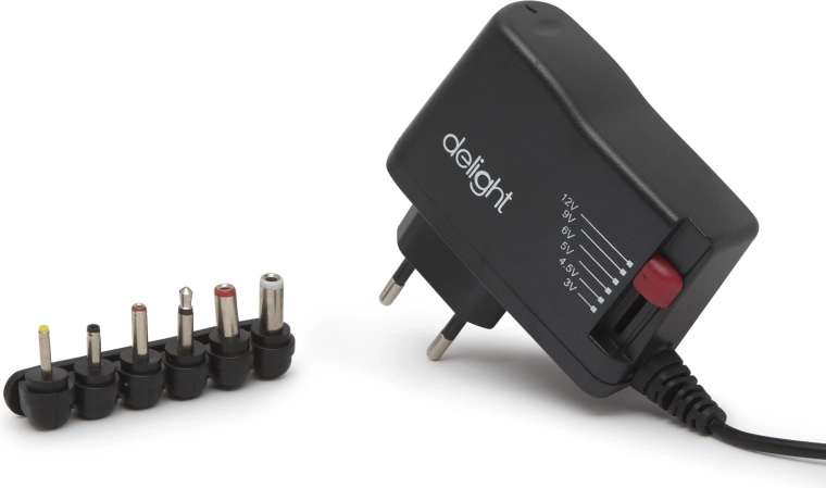 Universal power adapter with interchangeable connectors