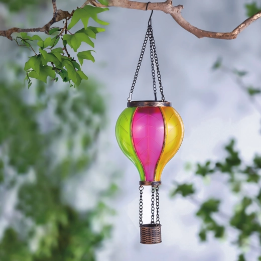 Hangende zonnelamp in de vorm van een heteluchtballon met vlameffect