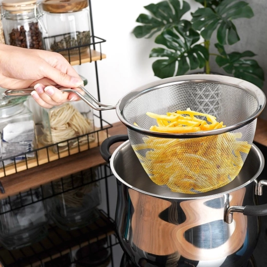 Manipulation sûre au-dessus de la casserole