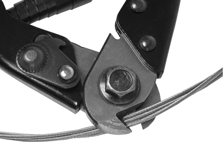 Coupe nette des fils et câbles en acier