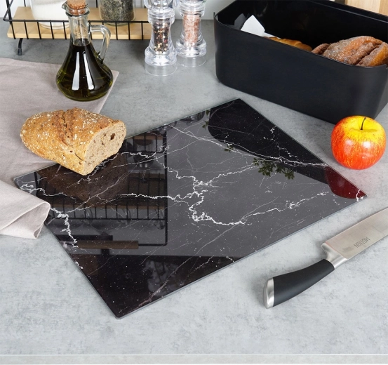 Safe cutting thanks to non-slip feet