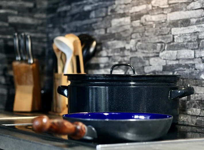 Compatible with induction and all types of cookers